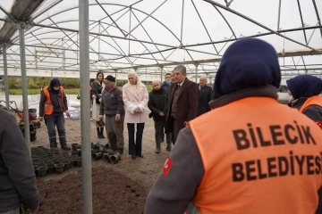 Başkan Şahin sera alanını inceledi
