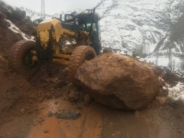 Batman’da heyelan nedeniyle ulaşıma kapanan köy yolları yeniden açıldı
