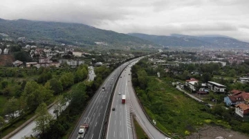 Bayram dönüşüne geçen vatandaşlar TEM’de yoğunluk oluşturdu
