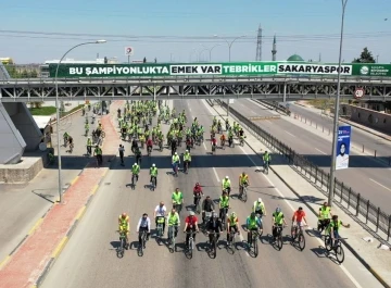 Bini aşkın vatandaş, ‘Trafikte Bisikletliyi Fark Et’ sloganıyla pedal çevirdi
