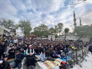 Binlerce vatandaş bayram namazı için Eyüpsultan’a akın etti
