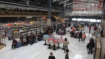 BKMKİTAP’da imza günü yoğunluğu
