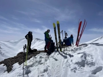 Dün çığ altında kalan turistler bugün tekrar kayak yaptı