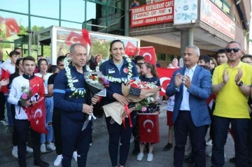 Dünya üçüncüsü olan milli boksör Güneri’ye coşkulu karşılama
