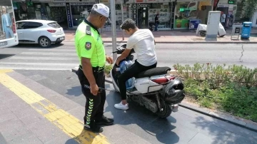 Ehliyetsiz ve kasksız olarak polise yakalandı, &quot;9 aydır aynı işte ehliyetsiz çalışıyorum cezalar arka arkaya geldi&quot; dedi
