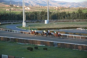 Elazığ’da at yarışı sezonu başladı
