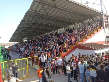 Elazığ’da tribünler, çatılar doldu taştı
