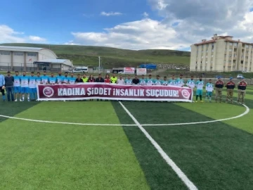 Futbol müsabakasında, Jandarmadan ’Kadına Şiddete Hayır’ pankartı
