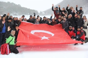 Gençler kar altında doğa yürüyüşü yaptı
