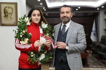 Gizem Özer’e Elazığ’da coşkulu karşılama
