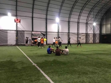 Halı sahada dili boğazına kaçan sporcuya hayati müdahale
