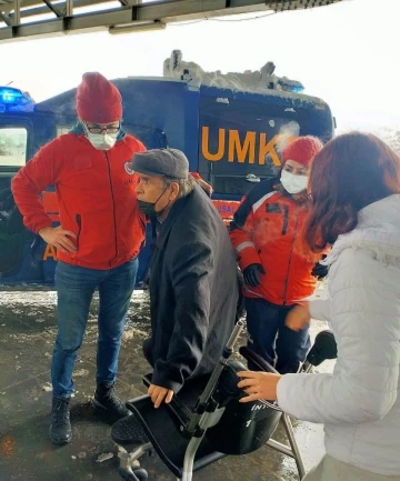 Hastayı ambulansa yetiştirmek için kazma küreklerle yol açtılar
