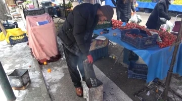 Isparta’da pazarcı esnafı açık havada yaktığı ateşle ısınmaya çalıştı
