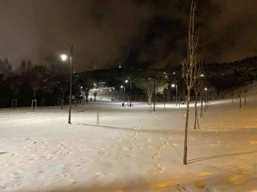 İstanbul Anadolu yakasında sabah saatlerinde kar yağışı etkili oldu
