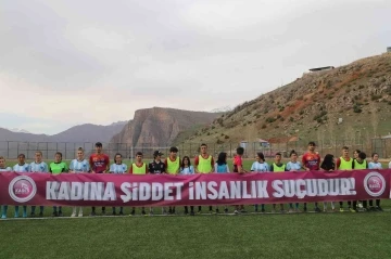 Kadın futbolculardan “şiddete hayır”
