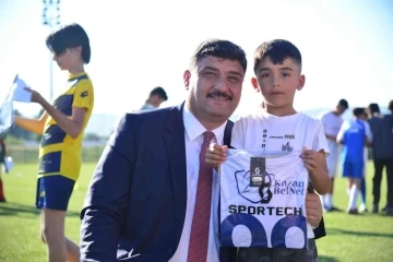 Kahramankazan Belediye Başkanı Oğuz, minik sporculara spor malzemesi hediye etti
