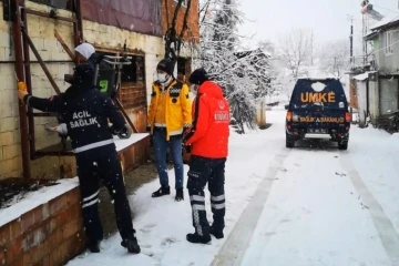 Kar sebebiyle ulaşıma kapanan köydeki diyaliz hastasının yardımına UMKE yetişti
