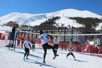 Kar üstünde voleybol nefesleri kesiyor
