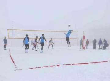 Kar voleybolu şampiyonası Sivas’ta başladı
