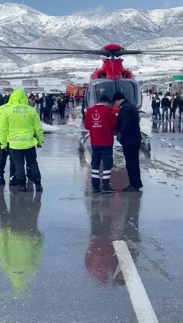 Karda mahsur kalan yeni doğan bebek için ambulans helikopter havalandı
