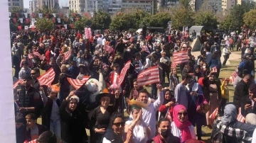 Karnavalda 1954 adet Adanaspor bayrağı dağıtıldı
