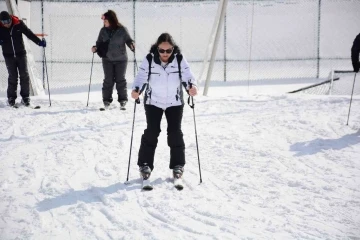 Kayak tutkunları Kartepe’de karın tadını doyasıya çıkardı
