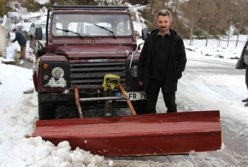 Kendi yaptığı kar küreme aracıyla mahallenin yollarını açtı
