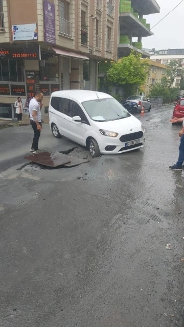 Küçükçekmece’de yol çöktü, iki evi su bastı
