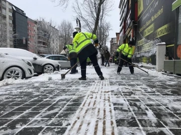 Kütahya’da kar temizleme, küreme ve tuzlama çalışmaları
