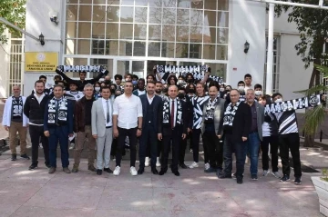 Manisa FK’lı futbolcular Şehzadeler Gediz Anadolu Lisesi öğrencileriyle buluştu
