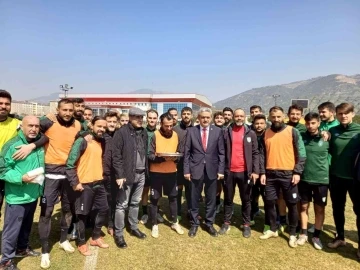 MHP Aydın İl Başkanı Alıcık’tan Efelerspor’a baklava ikramı
