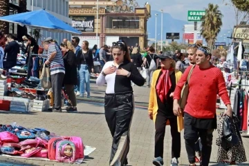 Nevruz Bayramı’nda Antalya’ya akın eden İranlılar, soluğu beş yıldızlı sokak pazarında alıyor