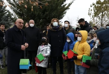 Öğrenciler, elleriyle yaptığı kuş yuvalarını ağaçlara yerleştirdi
