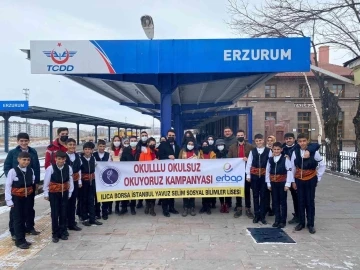 ‘Okullu Okulsuz Okuyoruz’ projesi kapsamında tren garında kitap dağıttılar
