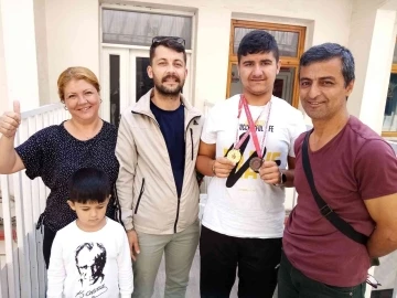 Otizmli oğlunun yarışmalara katılması için mücadele eden annenin haklı gururu
