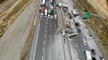 Pendik’te çimento yüklü kamyonla tır çarpıştı: 3 ağır yaralı
