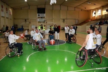 Protokol ile engellilerin basket maçı nefes kesti
