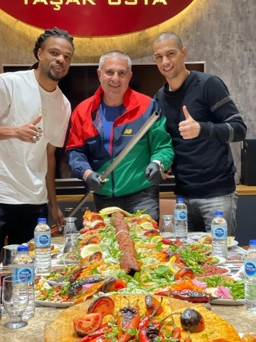 Remy ve Gökhan İnler’in kebap keyfi
