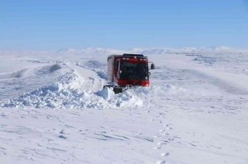 Sağlık ekipleri yolu ulaşıma kapanan köydeki çocuk için seferber oldu
