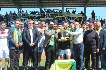 Sarıot Gençlikspor şampiyonluk kupasını aldı
