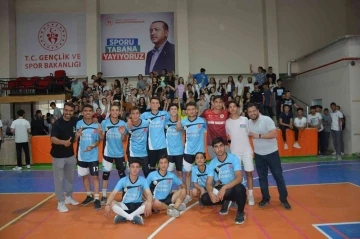 Selendi’de liseler arası futbol ve voleybol turnuvası sona erdi
