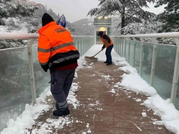 Şeyh Edebali Türbesi’nde ekiplerin kar mesaisi
