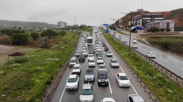 Tatilciler dönüş yoluna geçti, 43 ilin geçiş güzergahında trafik durma noktasına geldi
