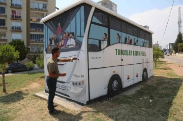 Toroslar’da elektrik trafosu belediye servis otobüsü görünümüne dönüştü
