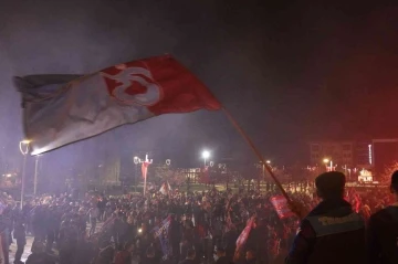 Trabzonspor taraftarı Somalili öğrenciler şampiyonluğu kutladı
