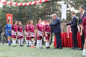 Türkiye şampiyonu Horozkentspor, kupasını TBMM Başkanından aldı
