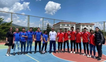 Voleybol turnuvasında başarılı olan üniversite öğrencilerine ödül
