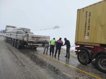 Yolda kalan sürücülerin imdadına jandarma yetişti
