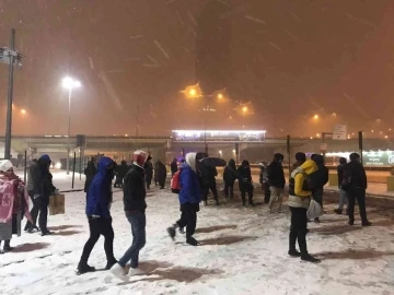 Yollar kapandı, yüzlerce vatandaş metrobüs duraklarında mahsur kaldı
