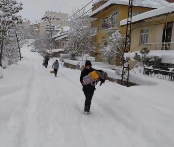 Yollar kapanınca hastalanan bebeği zabıta hastaneye ulaştırdı
